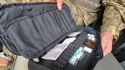 Аптечка у медичному рюкзаку військовослужбовця 26-ї ОАБр Петра Химича на псевдо "Док" Донецька область Аптечка у медичному рюкзаку військовослужбовця 26-ї ОАБр Петра Химича на псевдо "Док" Донецька область