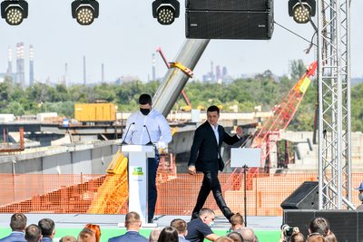Президент України Володимир Зеленський (праворуч) та міністр цифрової трансформації України Михайло Федоров на сцені під час презентації Стратегії регіонального розвитку Запоріжжя до 2027 року. Запоріжжя, 19 серпня 2020 року Президент України Володимир Зеленський (праворуч) та міністр цифрової трансформації України Михайло Федоров на сцені під час презентації Стратегії регіонального розвитку Запоріжжя до 2027 року. Запоріжжя, 19 серпня 2020 року