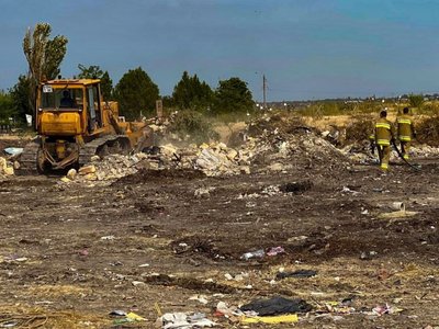 Рятувальники гасять пожежу, задіяно трактор, 2 червня 2024 року Рятувальники гасять пожежу, задіяно трактор, 2 червня 2024 року