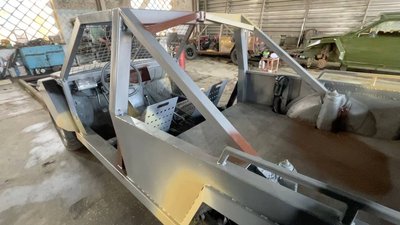 На Миколаївщині слюсарі переобладнують цивільні автівки в багі для військових На Миколаївщині слюсарі переобладнують цивільні автівки в багі для військових
