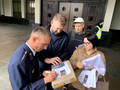 "Героїчні професії. Залізні люди": Укрпошта презентувала марки до Дня залізничника "Героїчні професії. Залізні люди": Укрпошта презентувала марки до Дня залізничника