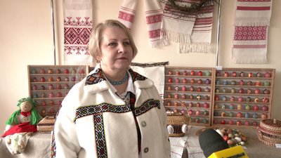 "Крапочки — це зернинки": писанки, традиційні для Рівненщини, представили в обласній бібліотеці