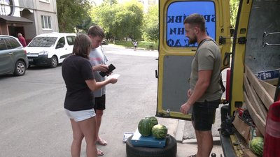 У Рівному волонтер продає кавуни та купує за вторговані гроші дрони