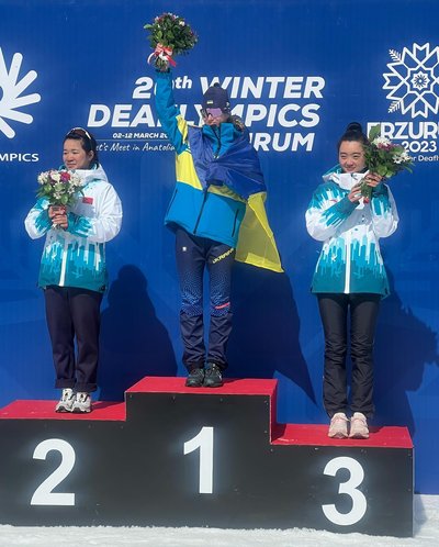 Єлізавета Нопрієнко на п'єдесталі Дефлімпійських ігор-2023 у лижних перегонах. Єлізавета Нопрієнко на п'єдесталі Дефлімпійських ігор-2023 у лижних перегонах.