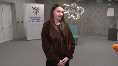 Крісла-ліжка передали благодійники дитячим лікарням Рівного