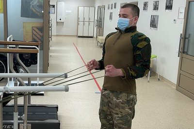 Пройшов вісім кілометрів під обстрілами з розірваним плечем: історія військового, який проходить реабілітацію у Дніпрі Пройшов вісім кілометрів під обстрілами з розірваним плечем: історія військового, який проходить реабілітацію у Дніпрі