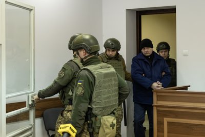 Prokurorlıq ukrayin esirleriniñ öldürüvinde qabaatlanğan Rusiye deñiz askeri İvanovnı ömür boyu apiske almağa talap ete Prokurorlıq ukrayin esirleriniñ öldürüvinde qabaatlanğan Rusiye deñiz askeri İvanovnı ömür boyu apiske almağa talap ete