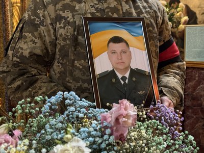 Загинув на кордоні: у Сумах попрощалися з прикордонником Романом Клипою Загинув на кордоні: у Сумах попрощалися з прикордонником Романом Клипою