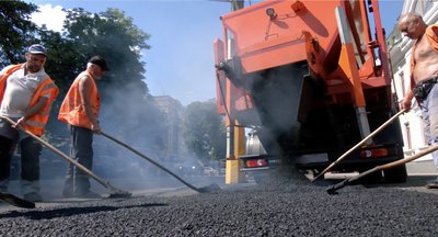 У Черкасах ремонтують парковку У Черкасах ремонтують парковку