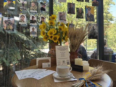 "Щоб пам’ятали ціну перемоги": у Полтаві долучились до всеукраїнської акції "Стіл пам’яті 2025" "Щоб пам’ятали ціну перемоги": у Полтаві долучились до всеукраїнської акції "Стіл пам’яті 2025"