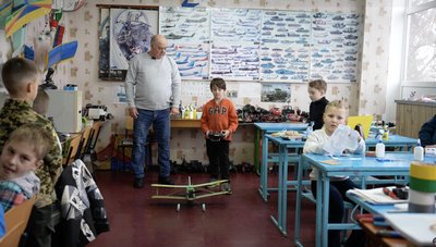 Третьокласник із Золотоніщини зібрав літак з мотором із російського дрона Третьокласник із Золотоніщини зібрав літак з мотором із російського дрона