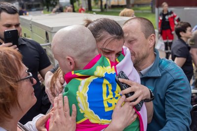 Обійми під час обміну військовополоненими, де обміняли Максима Моргуна Обійми під час обміну військовополоненими, де обміняли Максима Моргуна