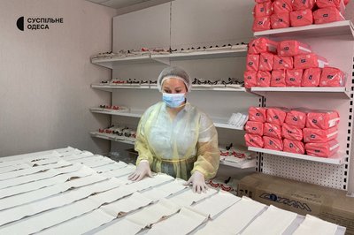 Тисяча бандажів за два тижні: подружжя одеських волонтерів робить кровоспинні пов'язки військовим безплатно Тисяча бандажів за два тижні: подружжя одеських волонтерів робить кровоспинні пов'язки військовим безплатно