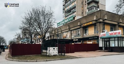 У Сумах багатоповерхівка, по якій вдарив безпілотник, в аварійному стані У Сумах багатоповерхівка, по якій вдарив безпілотник, в аварійному стані