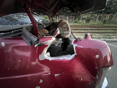 Побита автівка після ракетного удару по Шевченківському району Побита автівка після ракетного удару по Шевченківському району