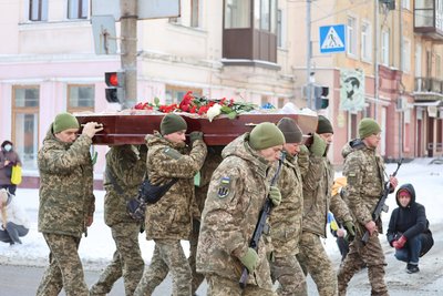 Провели "живим коридором": на Черкащині попрощалися із прикордонником Провели "живим коридором": на Черкащині попрощалися із прикордонником