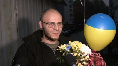 У Луцьку зустріли звільненого з полону 27-річного військового медика Дмитра Селютіна У Луцьку зустріли звільненого з полону 27-річного військового медика Дмитра Селютіна