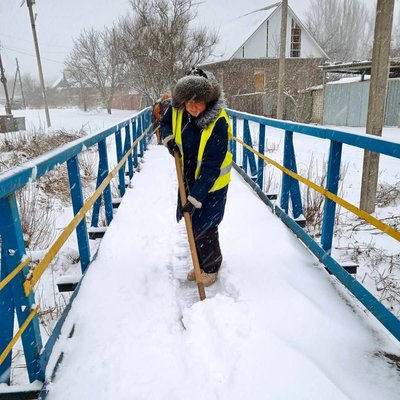 Мороз, ожледиця та 25 сантиметрів снігу: на Донеччині ліквідовують наслідки снігопаду