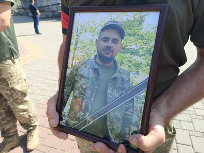У Луцьку попрощалися з 31-річним військовим Віталієм Ващуком У Луцьку попрощалися з 31-річним військовим Віталієм Ващуком