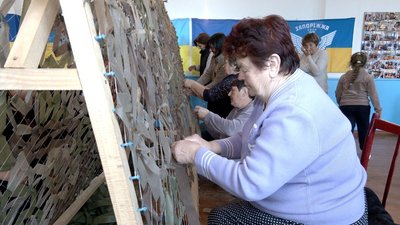 Понад 860 маскувальних сіток для військових: волонтери на Вінниччині допомагають захисникам Понад 860 маскувальних сіток для військових: волонтери на Вінниччині допомагають захисникам