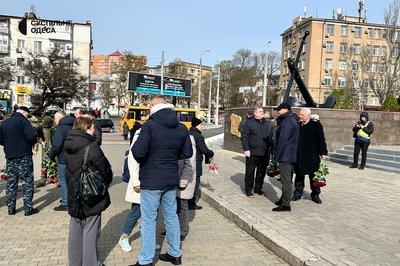 Поклали квіти на площі 10 квітня: в Одесі відзначили 81-шу річницю звільнення від окупації Поклали квіти на площі 10 квітня: в Одесі відзначили 81-шу річницю звільнення від окупації