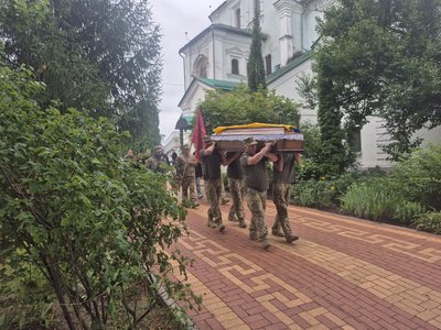 "Це найкраща людина була, яку я знала”: у Сумах віддали шану загиблому воїну Віталію Макусі "Це найкраща людина була, яку я знала”: у Сумах віддали шану загиблому воїну Віталію Макусі