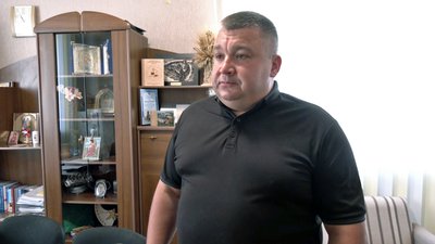 "50 метрів не можна було проїхати": у селищі на Волині люди самотужки латають дорогу "50 метрів не можна було проїхати": у селищі на Волині люди самотужки латають дорогу