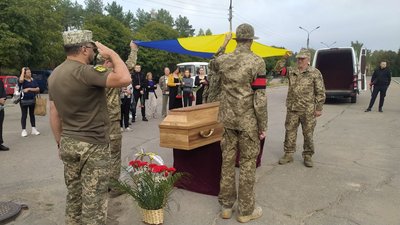"Казав, що везучий". У Сумах попрощалися із загиблим захисником Вадимом Рєпіним "Казав, що везучий". У Сумах попрощалися із загиблим захисником Вадимом Рєпіним