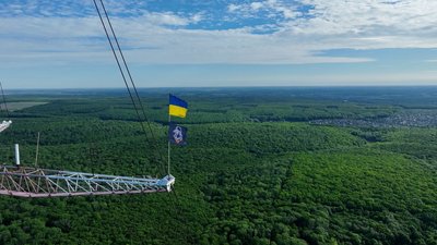 "Це стяг, за який ми воюємо та проливаємо кров": у Вінниці до 10-річчя ССО на телевежі підняли прапор "Це стяг, за який ми воюємо та проливаємо кров": у Вінниці до 10-річчя ССО на телевежі підняли прапор