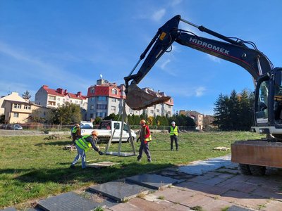 На Марсовому полі у Львові демонтують радянські меморіальні плити