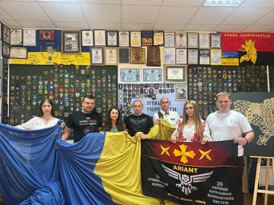 Пошкоджений прапор із Краматорська використають для благодійності, щоб придбати дрони — МВА Пошкоджений прапор із Краматорська використають для благодійності, щоб придбати дрони — МВА