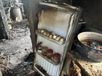 У Сумах дітей рятували через вікно після удару російського БпЛА. Репортаж У Сумах дітей рятували через вікно після удару російського БпЛА. Репортаж