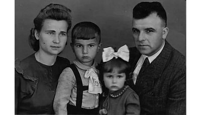 Маленька Ліна Костенко з родиною