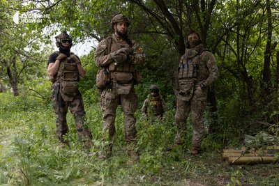бійці артилерійського розрахунку добровольчого підрозділу Сліпа лють УДА під Вовчанськом бійці артилерійського розрахунку добровольчого підрозділу Сліпа лють УДА під Вовчанськом