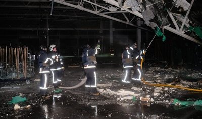 Вогнеборці ліквідовують наслідки російської атаки, 18 січня 2026 року, Хмельницький Вогнеборці ліквідовують наслідки російської атаки, 18 січня 2026 року, Хмельницький