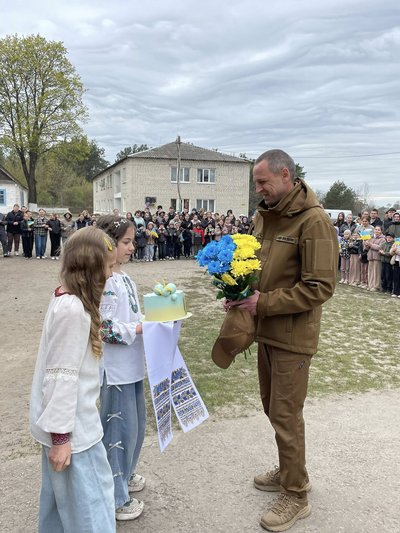 Після повернення з полону військовий Юрій Сидунець відвідав рідний ліцей на Рівненщині Після повернення з полону військовий Юрій Сидунець відвідав рідний ліцей на Рівненщині