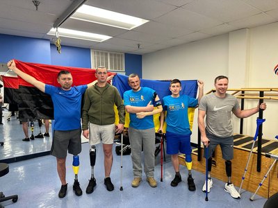 Втратив ногу та пальці руки, а зараз допомагає іншим: історія військового з Одеси