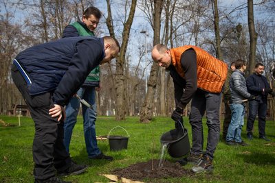 Вивезли сміття та посадили дерева: у Києві провели толоку Вивезли сміття та посадили дерева: у Києві провели толоку