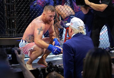 Трамп влаштував приватний турнір UFC на південному газоні Білого дому Трамп влаштував приватний турнір UFC на південному газоні Білого дому