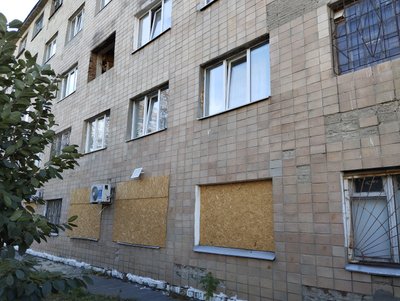 У Полтаві встановлюють вікна у закладах, які були пошкоджені внаслідок обстрілу 17 червня У Полтаві встановлюють вікна у закладах, які були пошкоджені внаслідок обстрілу 17 червня