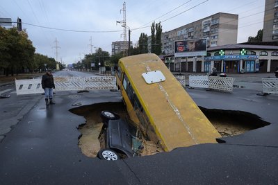Маршрутка та автівка провалилися під асфальт на одній з вулиць в Одесі через сильну зливу, 1 жовтня 2025 року. У місті через негоду загинули десять людей Маршрутка та автівка провалилися під асфальт на одній з вулиць в Одесі через сильну зливу, 1 жовтня 2025 року. У місті через негоду загинули десять людей