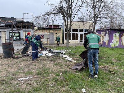 "Страшно, але працювати треба". Як під постійними обстрілами працюють херсонські комунальники "Страшно, але працювати треба". Як під постійними обстрілами працюють херсонські комунальники