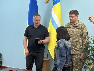 У Кременчуці родинам передали посмертні нагороди семи загиблих військових У Кременчуці родинам передали посмертні нагороди семи загиблих військових