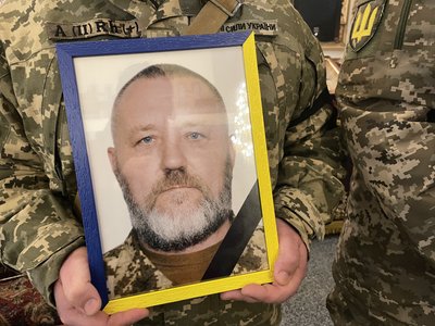 У Полтаві попрощались із воїнами Олександром Бредуном та Олександром Ковалем,які загинули на Донеччині У Полтаві попрощались із воїнами Олександром Бредуном та Олександром Ковалем,які загинули на Донеччині