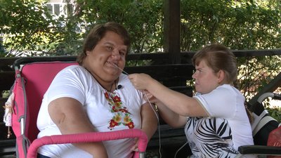 «Хочу підтримати солдатів»: на Чернігівщині жінка зубами вишиває картини і віддає їх за донати на ЗСУ «Хочу підтримати солдатів»: на Чернігівщині жінка зубами вишиває картини і віддає їх за донати на ЗСУ
