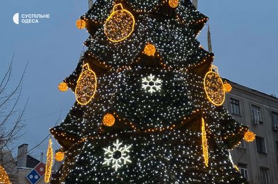 У центрі Одеси урочисто запалили головну новорічну ялинку міста У центрі Одеси урочисто запалили головну новорічну ялинку міста