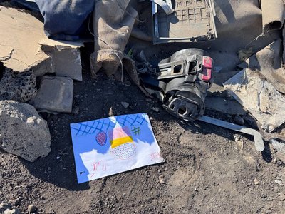 «Я втратив усіх». У Радушному біля атакованого РФ будинку провели хвилину мовчання і вшанували загиблу родину Воронових «Я втратив усіх». У Радушному біля атакованого РФ будинку провели хвилину мовчання і вшанували загиблу родину Воронових