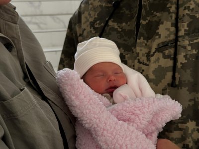 Новонароджена Соломія на руках в батьків Новонароджена Соломія на руках в батьків