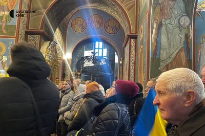 У центрі Києва у Михайлівському соборі провели молебень пам'яті за загиблими Героями Небесної Сотні У центрі Києва у Михайлівському соборі провели молебень пам'яті за загиблими Героями Небесної Сотні
