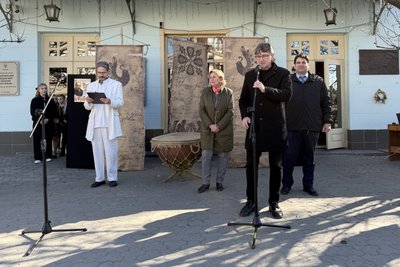 Марафон Шевченкові читання на площі Театральній в Ужгороді Марафон Шевченкові читання на площі Театральній в Ужгороді
